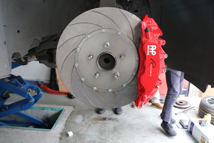 AP9562剎車六活塞卡鉗搭配370剎車盤 AP9562剎車六活塞卡鉗搭配370剎車盤